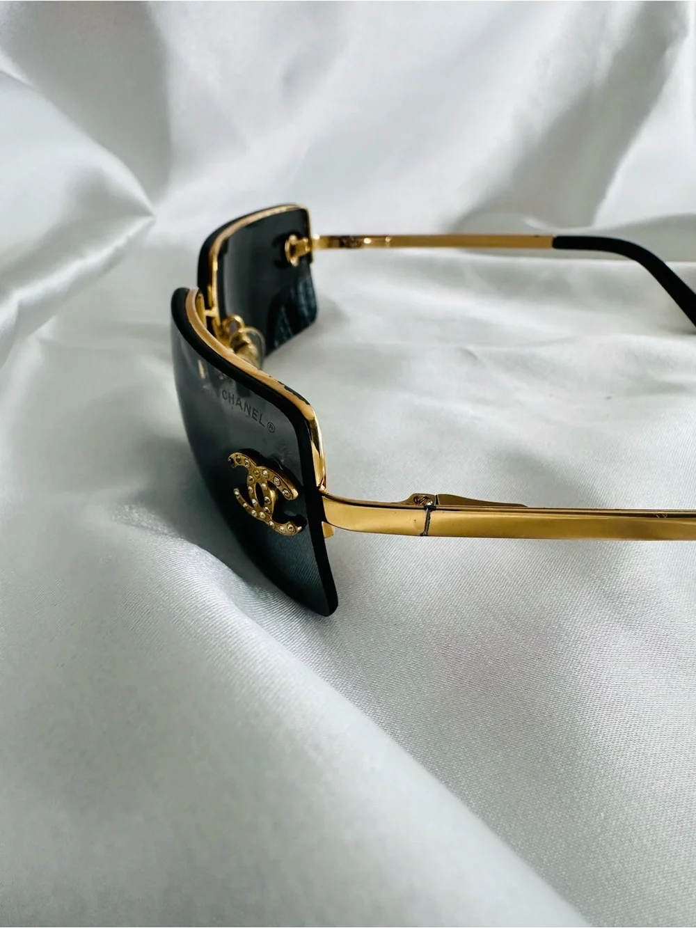 Rare 𝑪𝑯𝑨𝑵𝑬𝑳 Gold-Tone Frame Grey Mirror Sunglasses with CC Crystal #145